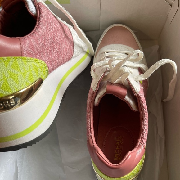 Michael Kors Shoes ✨ - Picture 2 of 4